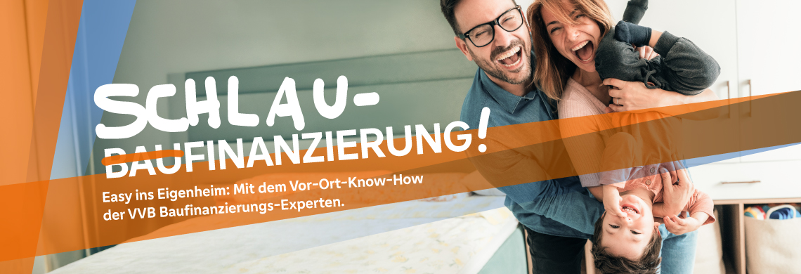 PIA Eine Familie, bestehend aus zwei Erwachsenen und einem Kind, steht in einer modernen Küche. Der Text auf dem Bild lautet: 'SCHLAU-BAUFINANZIERUNG! Easy ins Eigenheim: Mit dem Vor-Ort-Know-How der VVB Baufinanzierungs-Experten.